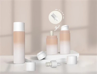 Черна безвъздушна бутилка с помпа